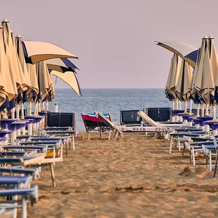 아파트 Flat With Patio Overlooking The Pool *