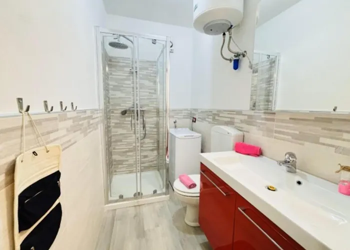 Flat With Patio Overlooking The Pool 아파트 비비오네