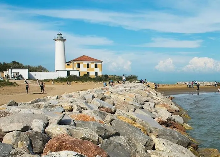 아파트 Flat With Patio Overlooking The Pool *