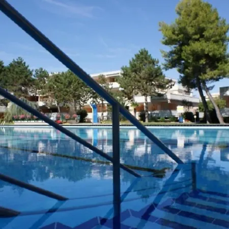 Appartement Flat With Patio Overlooking The Pool