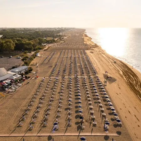Flat With Patio Overlooking The Pool Apartment