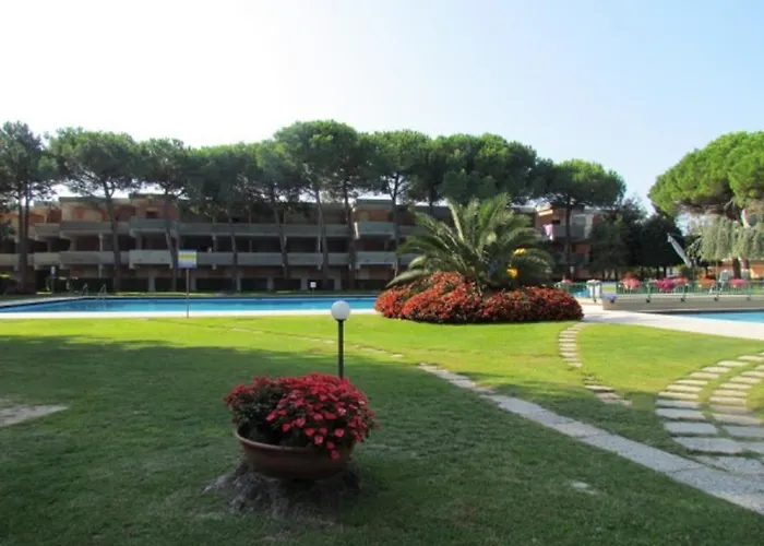 Flat With Patio Overlooking The Pool Бібіоне
