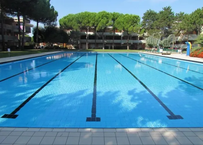 Flat With Patio Overlooking The Pool Апартаменти *