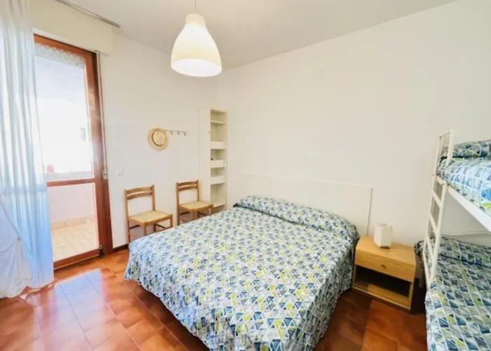 Flat With Patio Overlooking The Pool Бібіоне